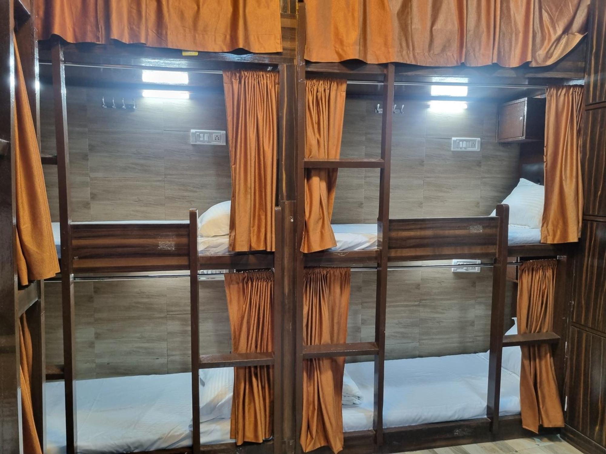 Unibed Dormitory Bombay Esterno foto